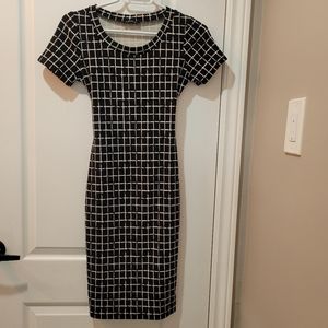 Uk2la square black & white patterned. Size sm